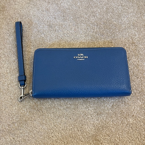 NWOT Coach Long Zip Around Wallet in Silver/Washed Chambray - Picture 4 of 6